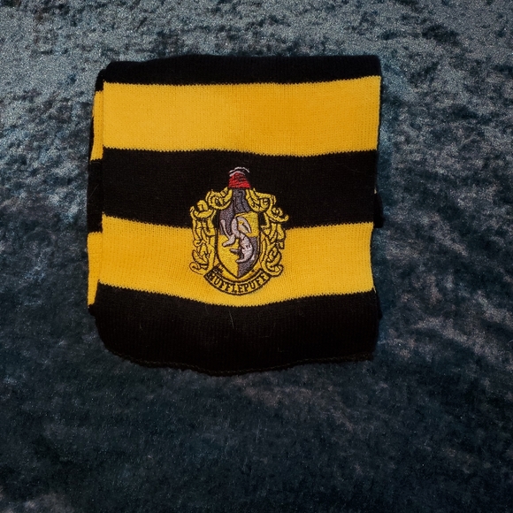Hufflepuff Scarf - Picture 3 of 3